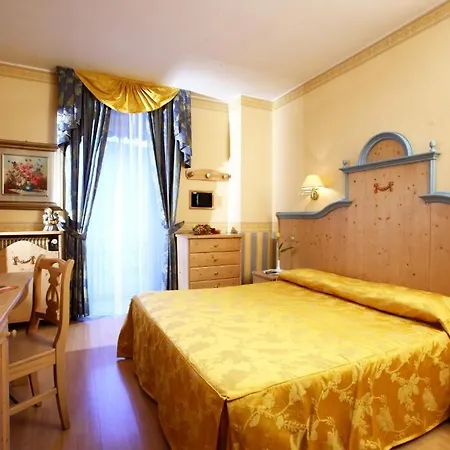 Alexander Hotel Alpine Wellness Dolomites Molveno Zimmer foto